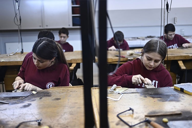 Atıkları takıya dönüştürüyorlar