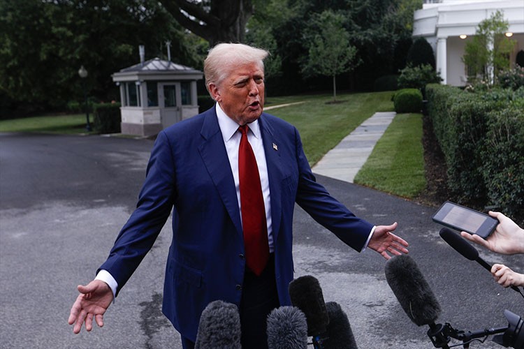 Trump, Çin'e yüzde 100 ek tarife uygulayacaklarını açıkladı