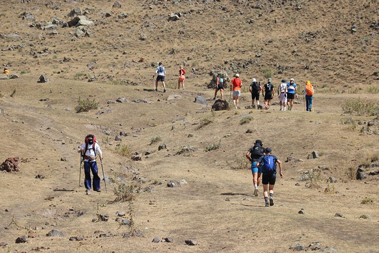 Ultra maratoncular Ağrı Dağı zirvesine koşarak tırmandı
