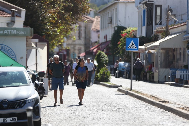Gökçeada ve Bozcaada'da yoğun turizm sezonu sorunsuz tamamlandı