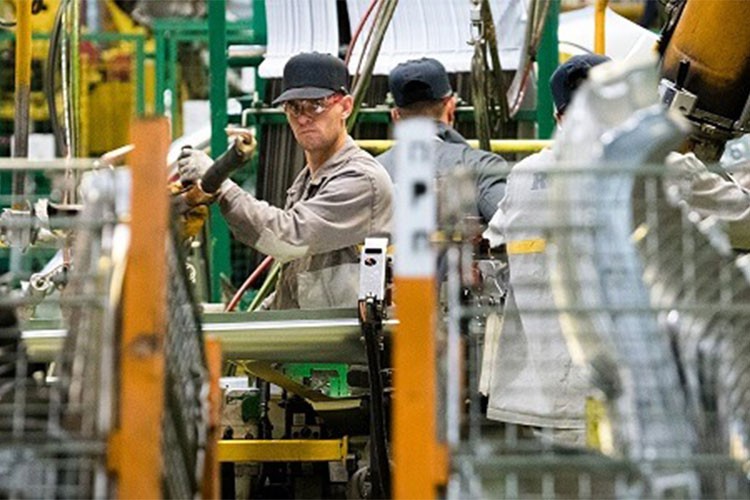 Rusya'da imalat sanayi PMI tekrar büyümeye döndü