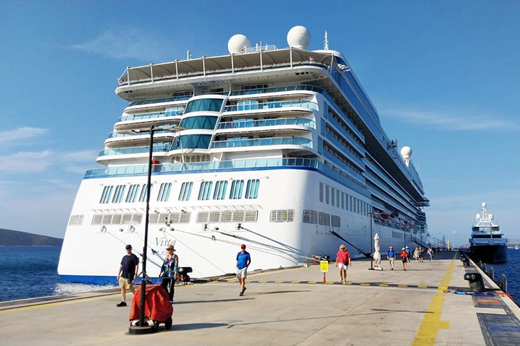 Bodrum'a "Vista" kruvaziyeri 1156 yolcu getirdi