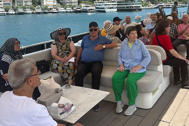 Huzurevi ve çocuk evi sakinleri Boğaz'da tura çıktı