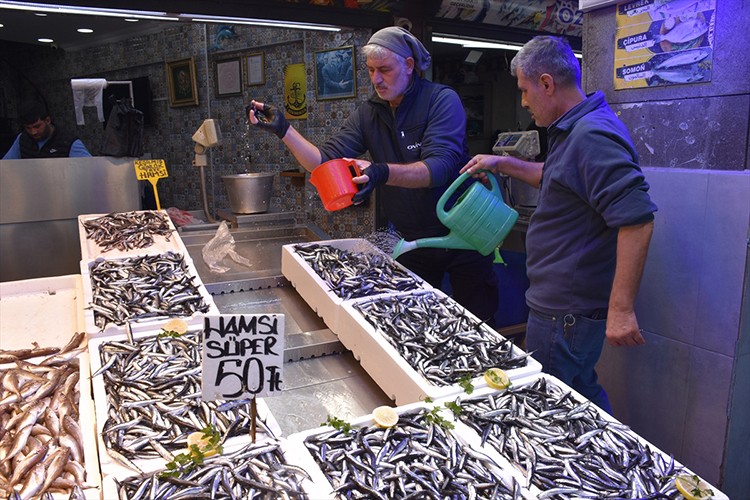 Trabzon'da balıkçı tezgahlarını hamsi süslüyor