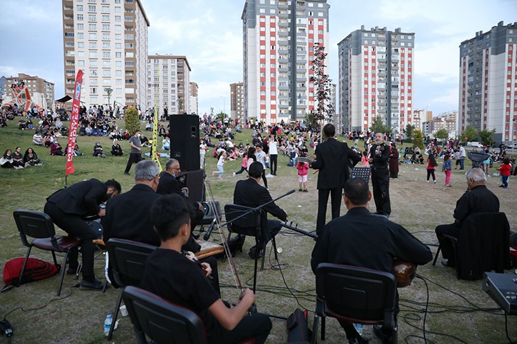 Yaz akşamları parklarda açıkhava konserleri