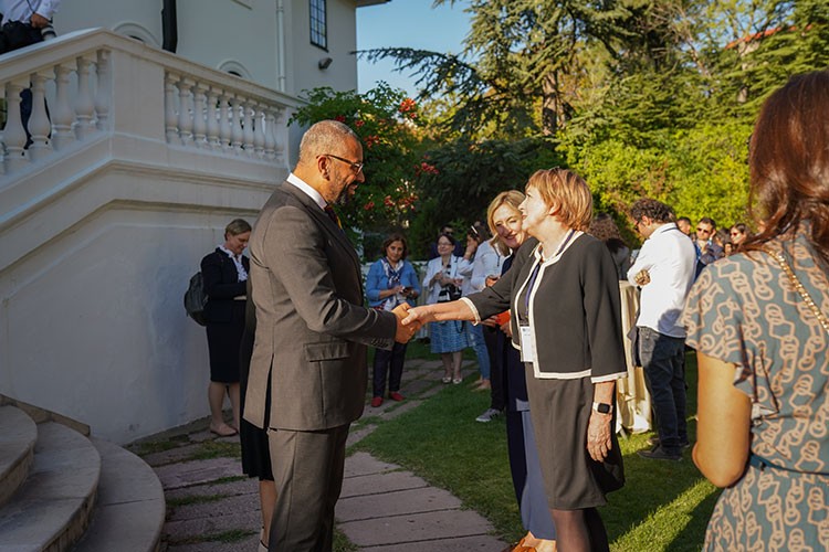 Mezunlar, İngiltere Dışişleri Bakanı ile bir araya geldi