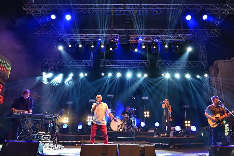 Gripin'e 30 bin kişilik zafer korosu eşlik etti