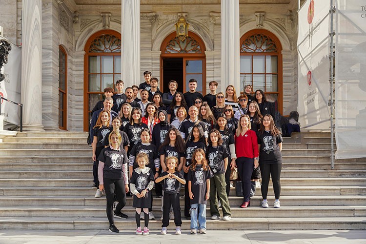 Mercedes-Benz Türk'ün öğrencilerinden Dolmabahçe Sarayı'na anlamlı ziyaret