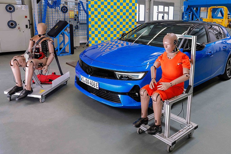Opel, araçlarını 50 yıldır "emniyetle" donatıyor