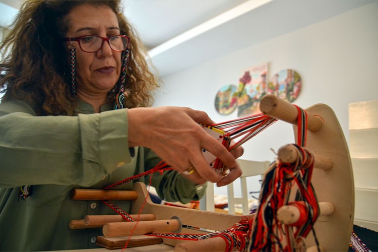 Annesinden gördüğü geleneksel dokuma yöntemi "çarpana"nın ustası oldu