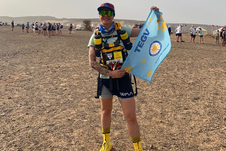 Depremden etkilenen çocuklar için Sahra Çölü'nde koştu