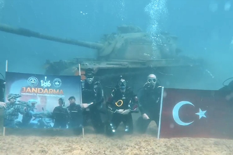 Dalış yapan jandarma ekibi su altında pankart açtı