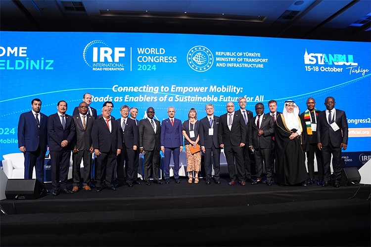 "81 ilimizin 77'sini yol ağlarıyla birbirine bağladık"