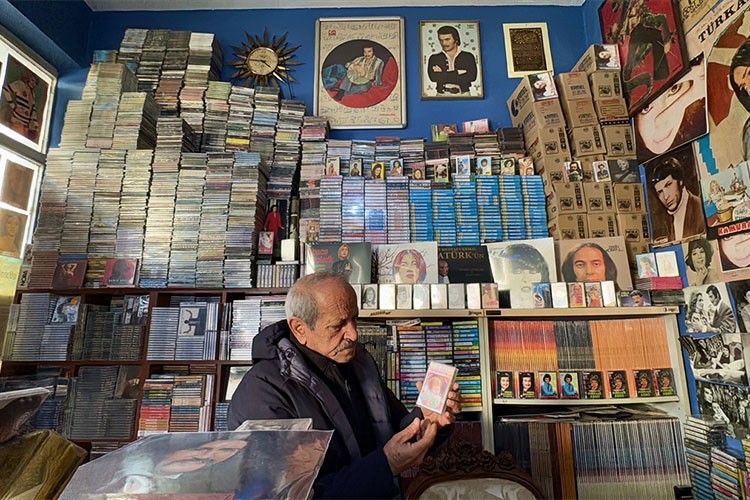 Dijital çağa inat plakçılık ve kasetçiliği 53 yıldır sürdürüyor