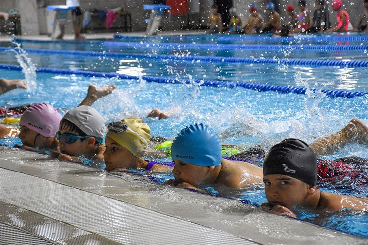 Çocuklar yaz kurslarında yüzme öğreniyor