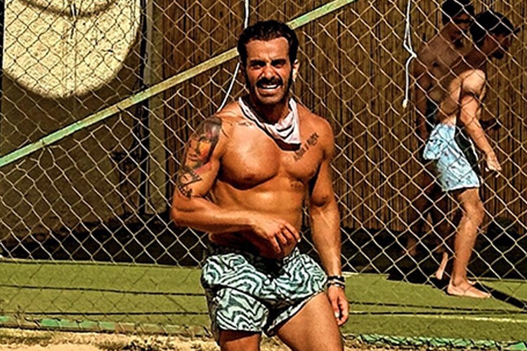 Gökhan Türkmen plajda kaslı vücuduyla şov yaptı