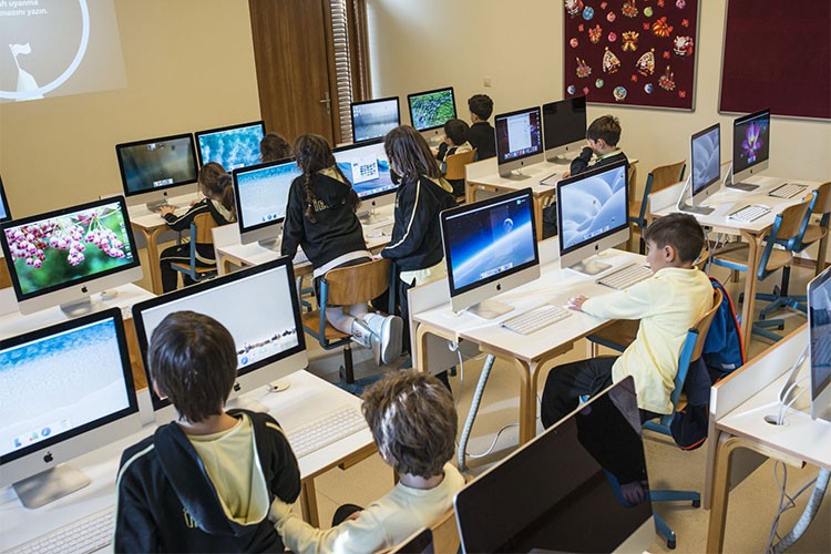 Geleceğin Dijital Liderlerini Yetiştiriyor