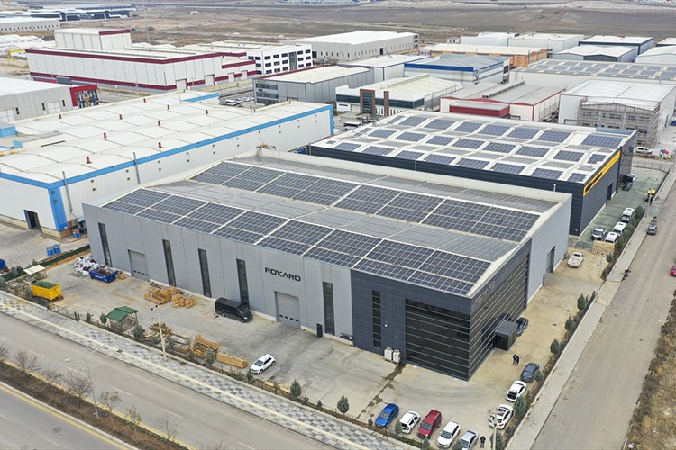 Tükettiği elektriğin iki katını üretiyor