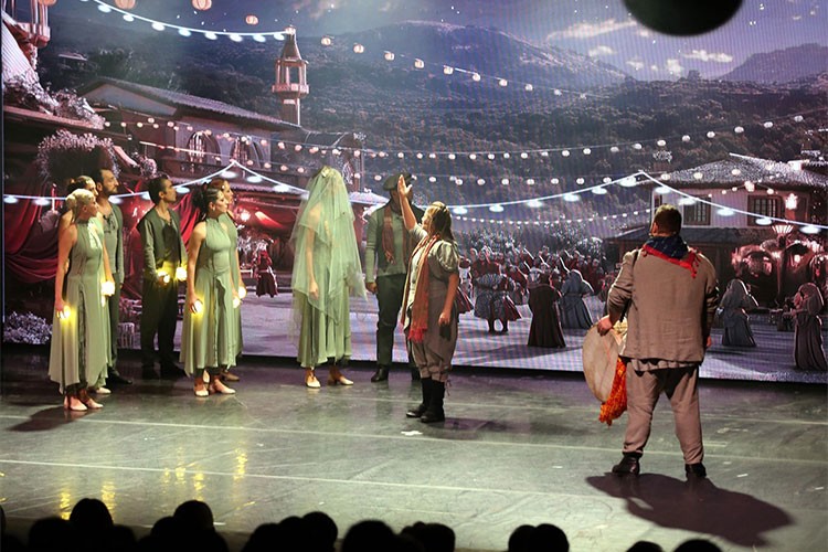 Ardahan'da "Folklorama" müzikali sanatseverlerle buluştu