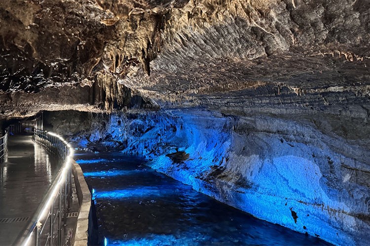 Ziyaretçilerini büyüleyici bir yolculuğa çıkarıyor