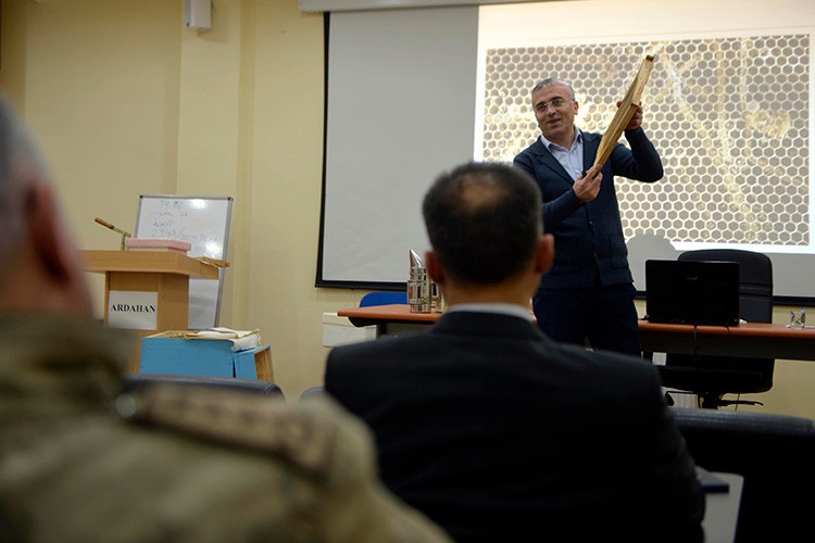 Dikkat çekmek için kursiyer oldular