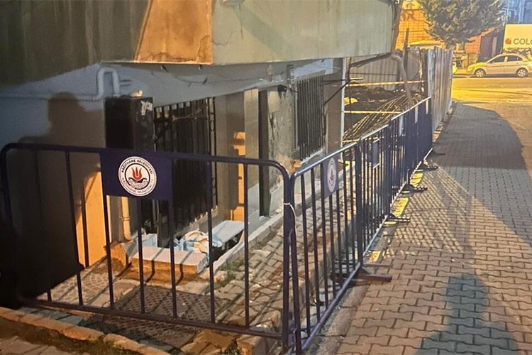 Kağıthane'de çatlaklar oluşan bina tahliye edildi