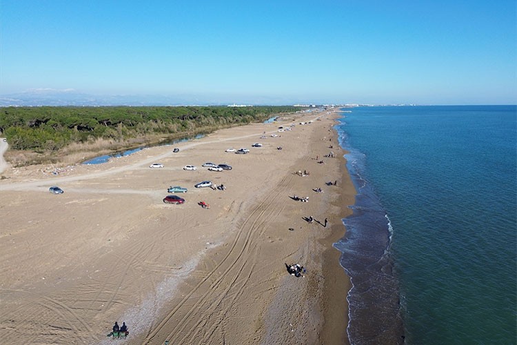 Çardaklardan temizlenen Kumköy Sahili tatilcileri ağırlıyor