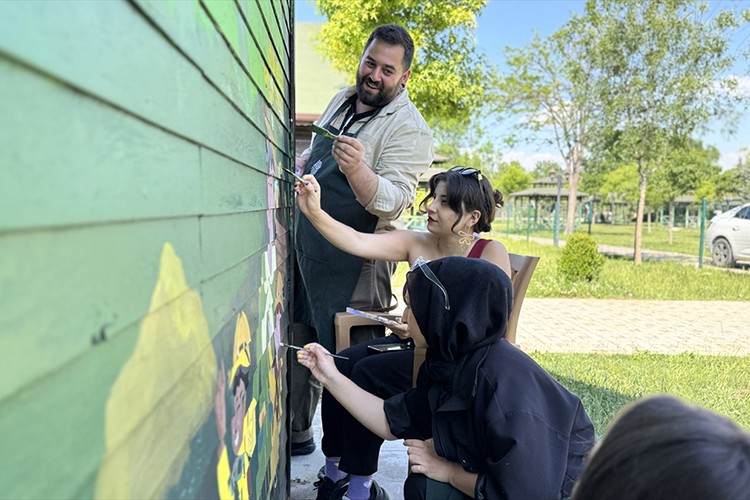 Üniversite öğrencileri okul duvarlarını renklendiriyor