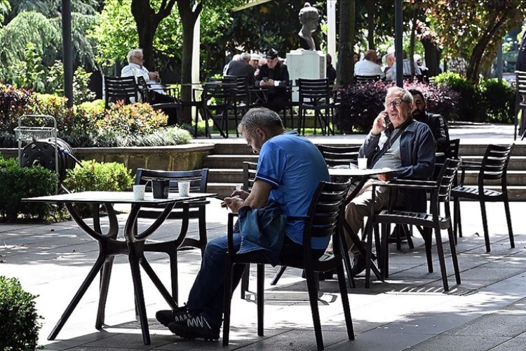 Trabzon Büyükşehir Belediyesi bazı parklarda çay fiyatını 3 liraya düşürdü