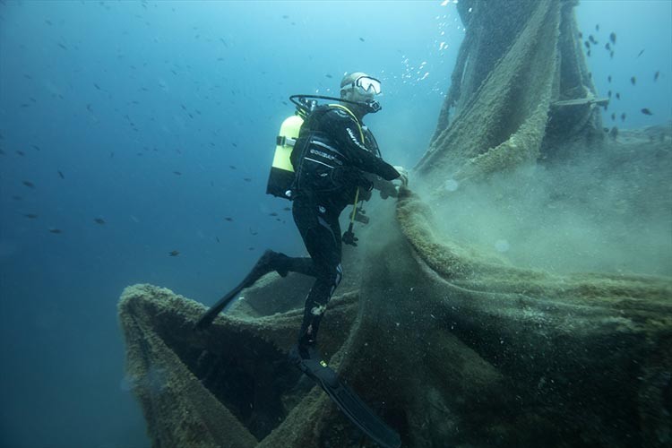 İzmirli dalgıçlar "vira bismillah" öncesi "hayalet ağ" temizledi