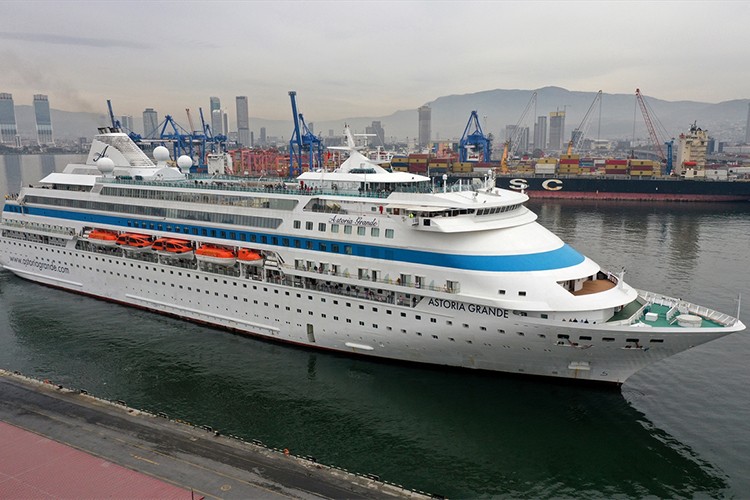 İzmir'e kruvaziyerle 2 bin 983 turist geldi