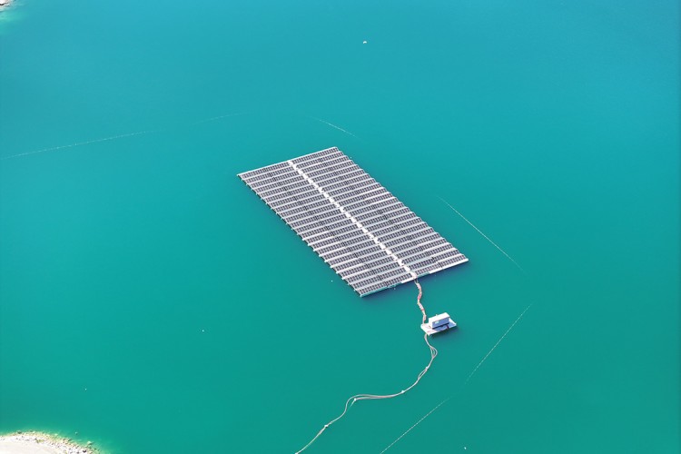 Türkiye'nin ilk yüzer güneş enerjisi santrali, elektrik üretimine Haziran'da başlıyor
