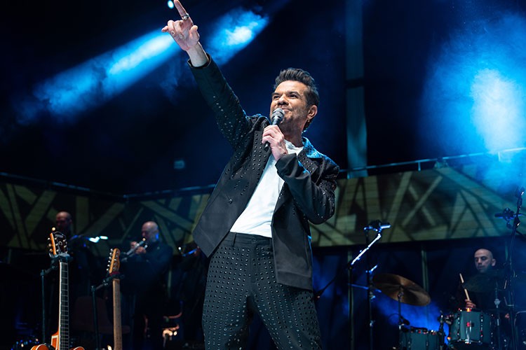 Sevilen parçalarını İzmirli sevenleri için seslendirdi