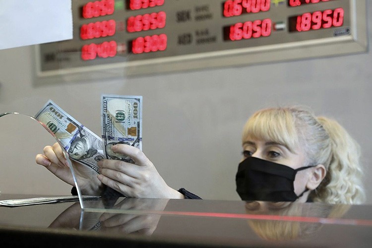 Dolar 9.94'ü gördü