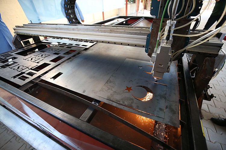 Meslek lisesi öğrencileri CNC fiber lazer kesim makinesi üretti