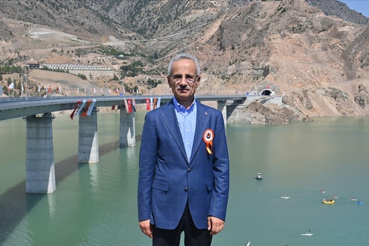 Bakan Uraloğlu: Merkez Viyadüğü ile Yusufeli-Artvin merkez yolu uzunluğunu 75 kilometreye düşürdük