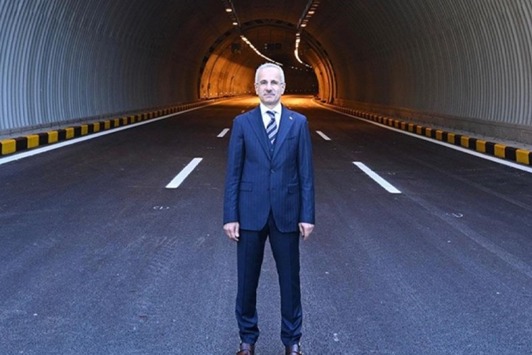 Ulaştırma ve Altyapı Bakanı Uraloğlu'ndan otoyol ve köprü geçiş ücreti açıklaması