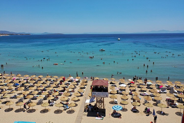 Kuşadası ve Didim'in sahillerinde 39 mavi bayrak dalgalanıyor