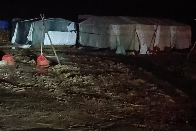 Tarım işçilerinin kaldığı çadırları su bastı