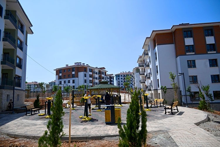 60 deprem konutu hak sahiplerine teslim edildi