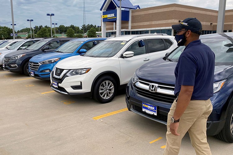 Araba fiyatlarının yüksekliğinden yakındı