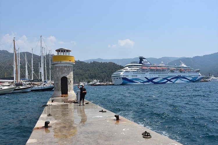 "Crown İris" kruvaziyeri 1600 İsrailli turistle Marmaris'e geldi