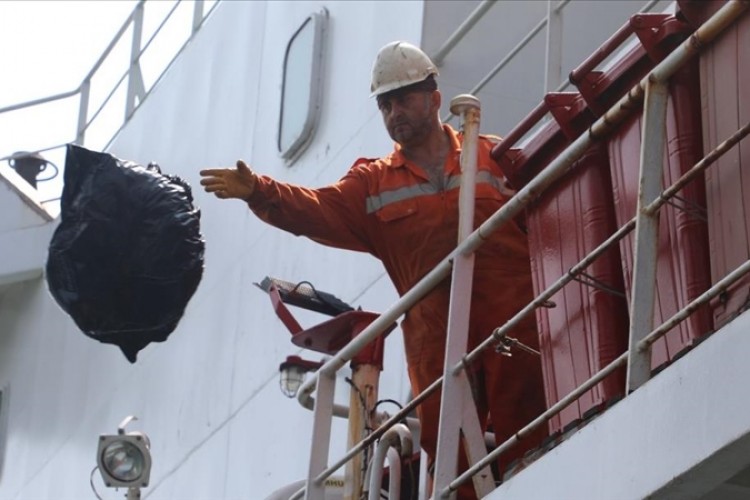 İzmit'e gele gemilerden 31 havuz dolusu atık toplandı