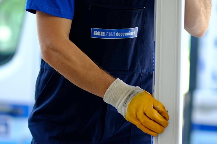 100 okulun penceresini yeniliyor