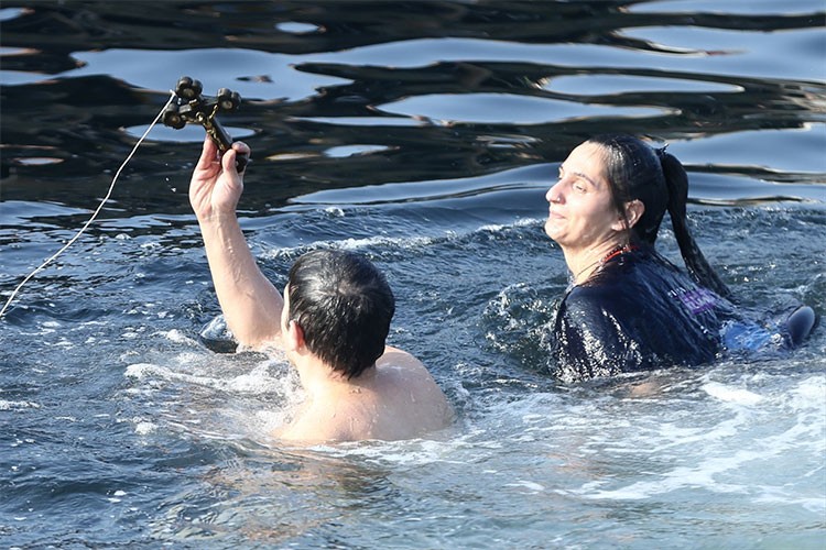 Mudanya'da denizden haç çıkarma töreni yapıldı