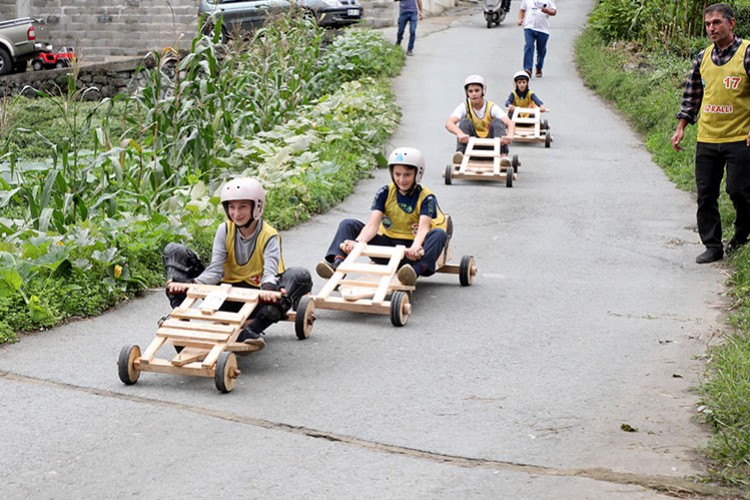 Rize'de tahta arabalar "Laz Ralli"de yarıştı