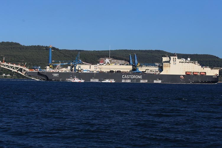 Castorone Çanakkale Boğaz'ından geçti