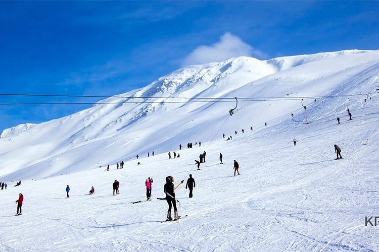 Elazığ'da kayak merkezine erken yağan kar umutlandırdı