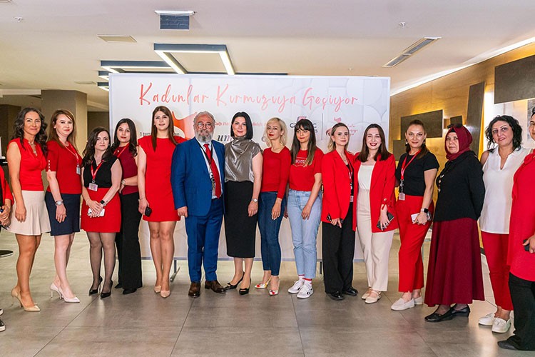 Kadınlar Kalpleri İçin Kırmızıya Geçti