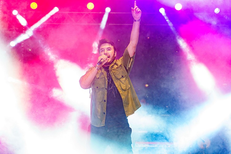 Yıldız yazdı Sezen besteledi